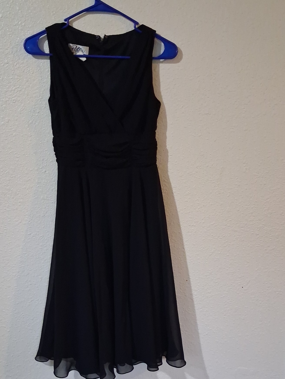 Patra Black Sleeveless V-Neck Midi Dress